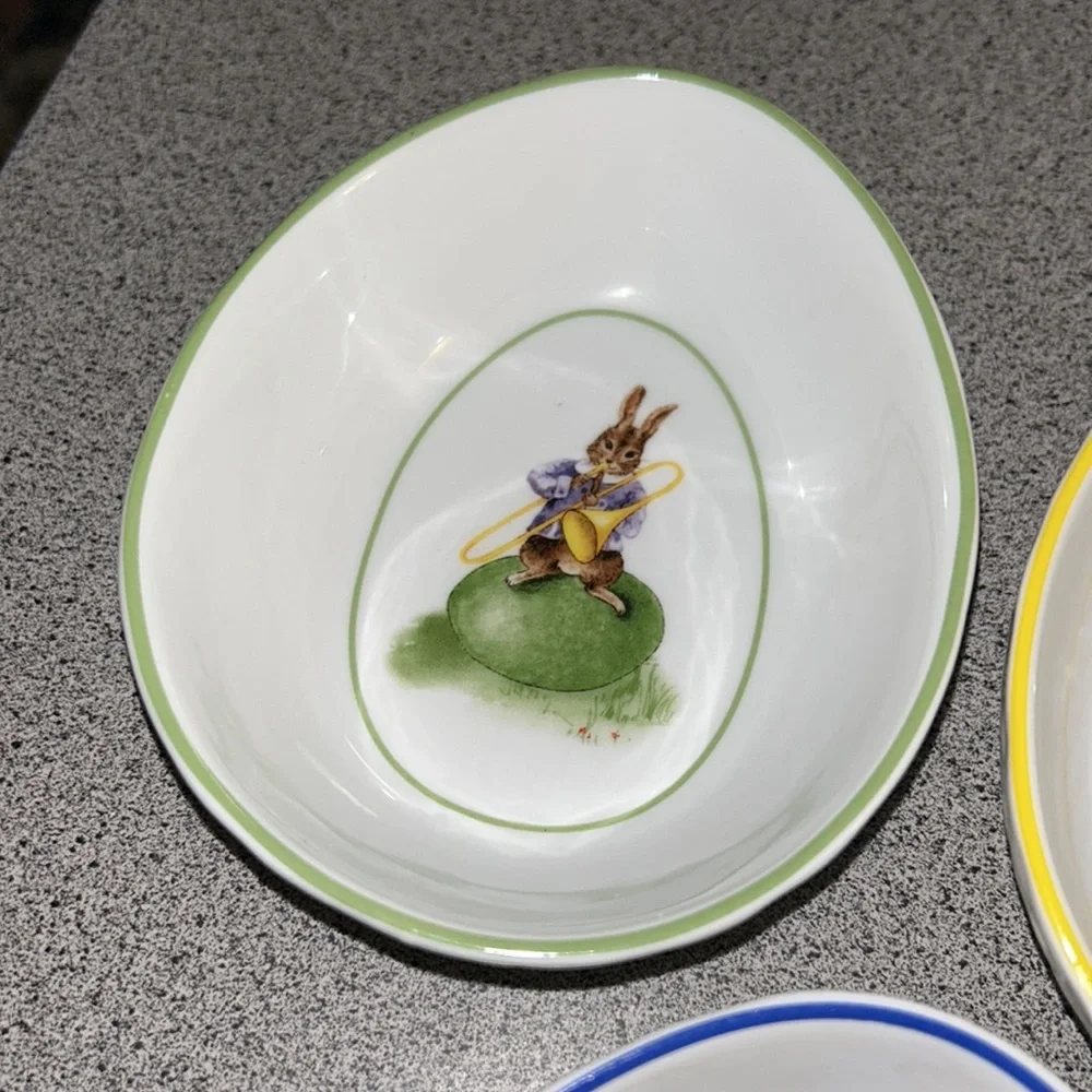 Williams Sonoma Oval shaped Ceramic Bowls with bunny and eggs design-vintage